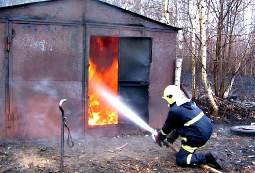 В Волгограде в собственном гараже едва не сгорел 67-летний мужчина