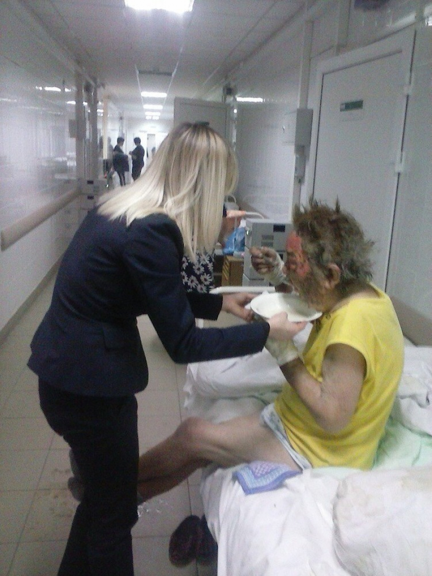 Волгоградцы стали помогать 81-летней бабушке, спасённой из горящего дома незнакомцем