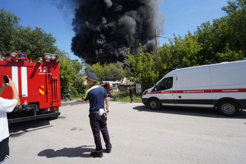 Видео из эпицентра мощного пожара на базе в Волгограде публикует МЧС