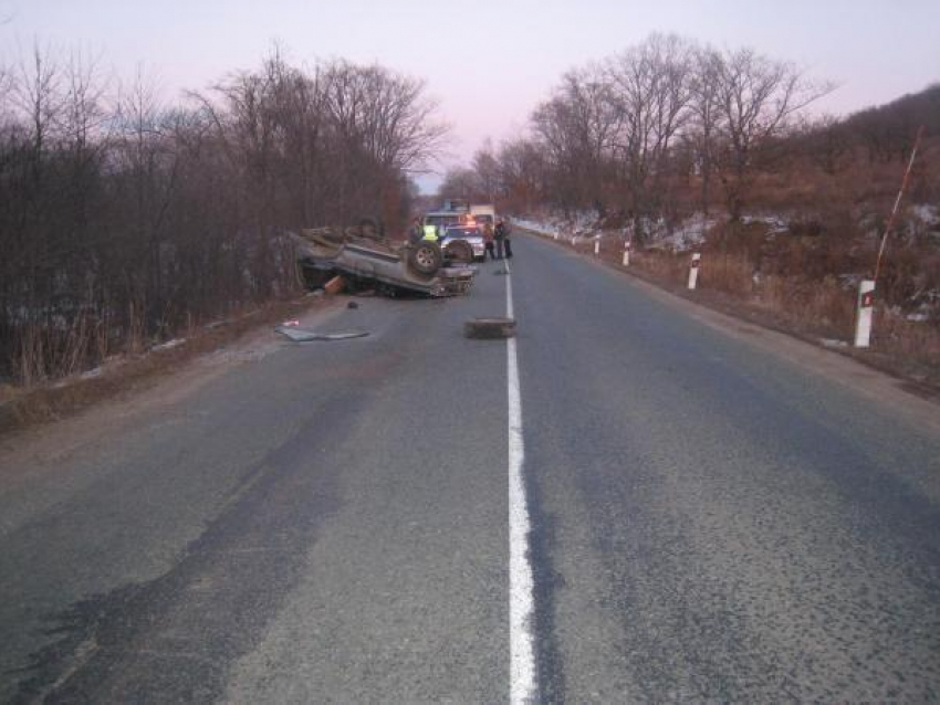 Под Волгоградом из-за оторвавшегося колеса перевернулся внедорожник