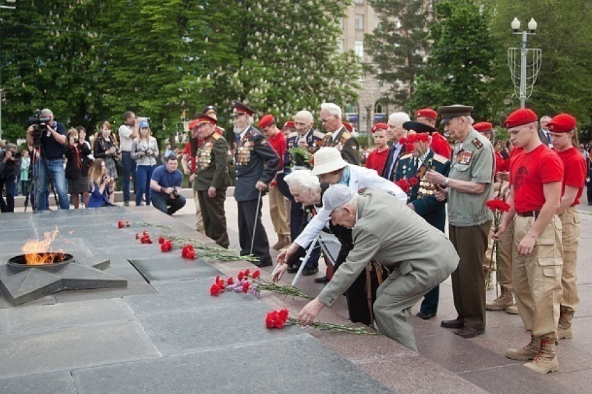 На площади Павших Борцов волгоградцы почтили память защитников Отечества