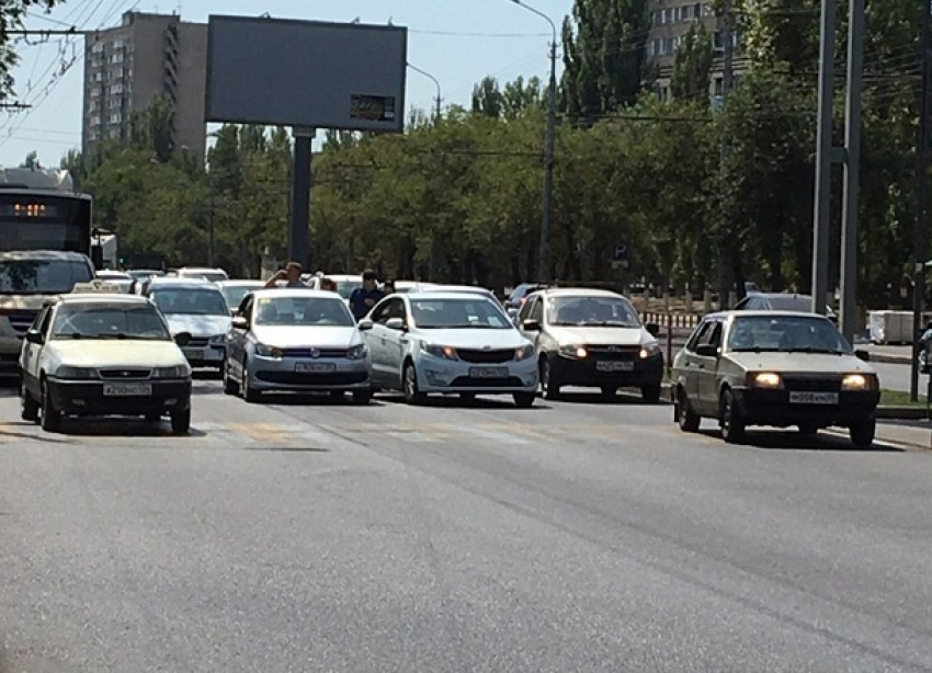 ДТП на юге Волгограда собирает большую пробку на Второй Продольной
