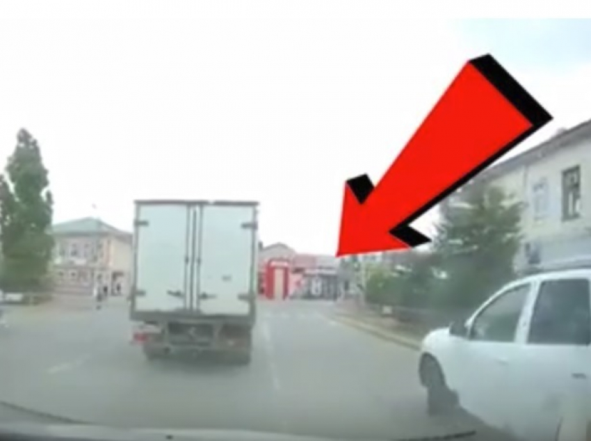 На видео попала рухнувшая на женщину рекламная конструкция в Камышине
