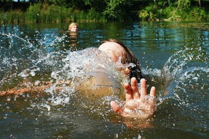 В Камышине 3-летний мальчик утонул в бассейне
