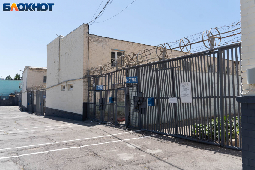 Зумер под Волгоградом порезал инспектора колонии, чтобы не отдавать телефон