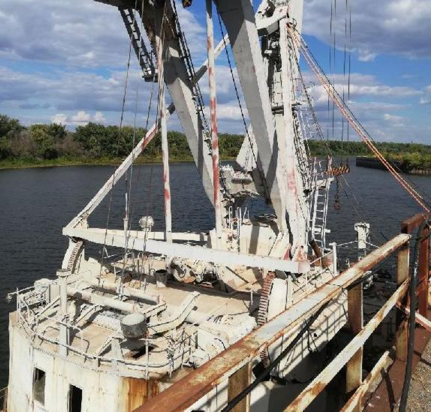 Затонувший плавкран причинил серьезный ущерб Волге в Волгограде