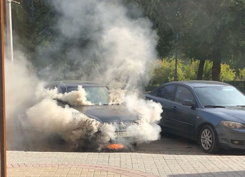 Автобиль с татарскими номерами вспыхнул возле Вечного огня в Волгограде