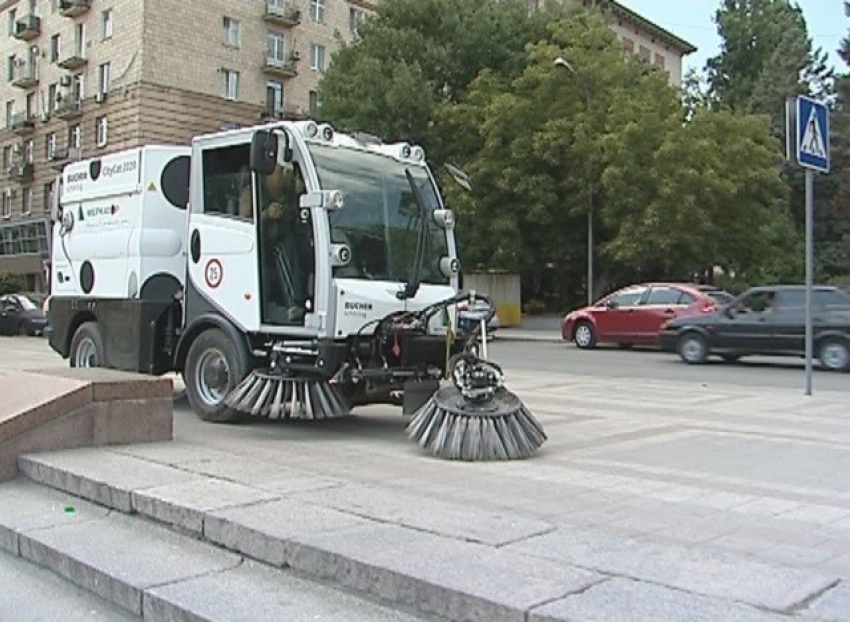 В центре Волгограда вышли на уборку подметально-вакуумные машины 