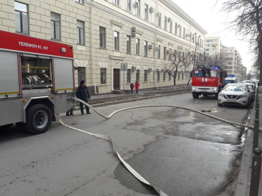 В Волгограде загорелось здание у обладминистрации