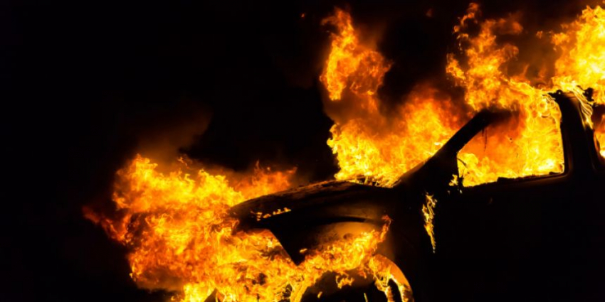 В Волгограде загорелся автомобиль: пострадал мужчина