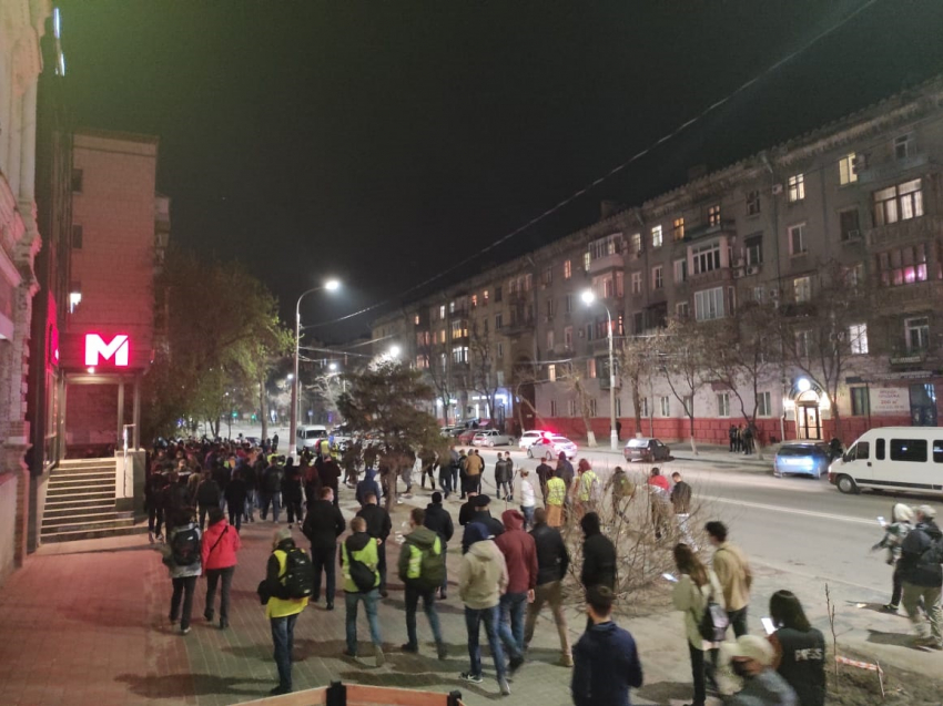 Колонна митингующих движется по улице Советской в Волгограде