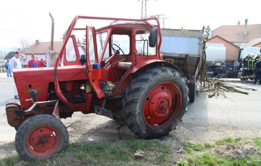 Под Волгоградом в ДТП трактора и Daewoo Nexia пострадала 54-летняя