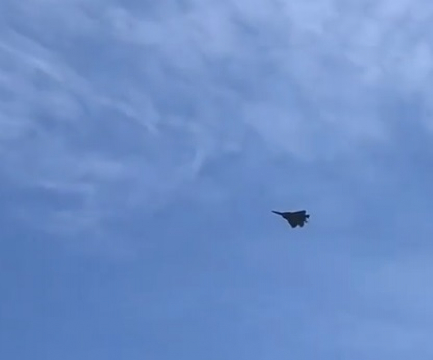 Горожан испугали военные самолеты над Волгоградом: видео пролета СУ
