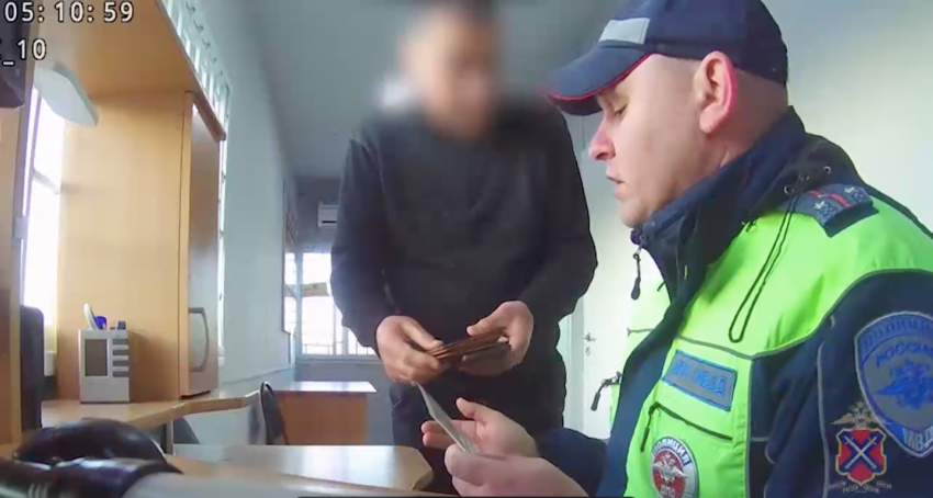 Двое мужчин попытались дать взятку полицейским под Волгоградом – видео 
