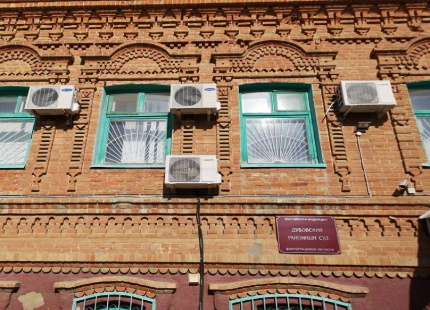 Изуродованному зданию суда в Волгоградской области удивился активист