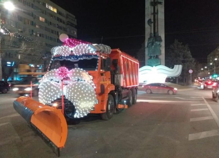 Новогодняя снегоуборочная машина в гирляндах появилась в центре Волгограда