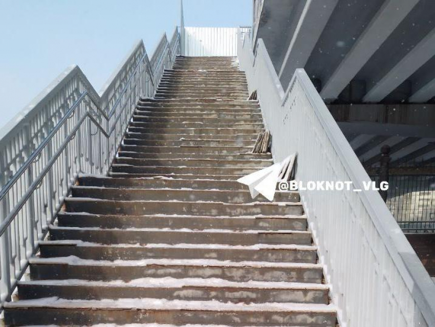 «Летела вниз, считала ступени»: на опасный спуск в центре Волгограда жалуются горожане