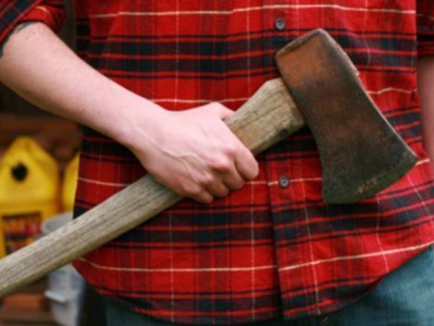 Под Волгоградом мужчина разбил топором голову приятеля 