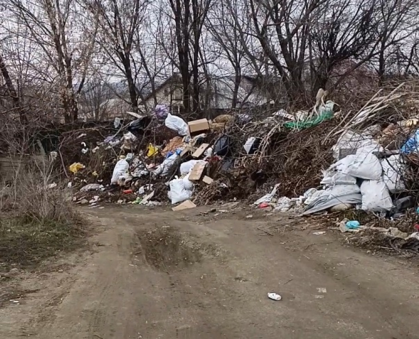Трехметровую свалку сняли на видео в Волгограде: наступает на жилые дома