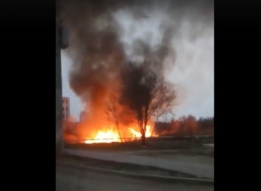 Волгоградцы жалуются на запах гари и огонь по всему городу