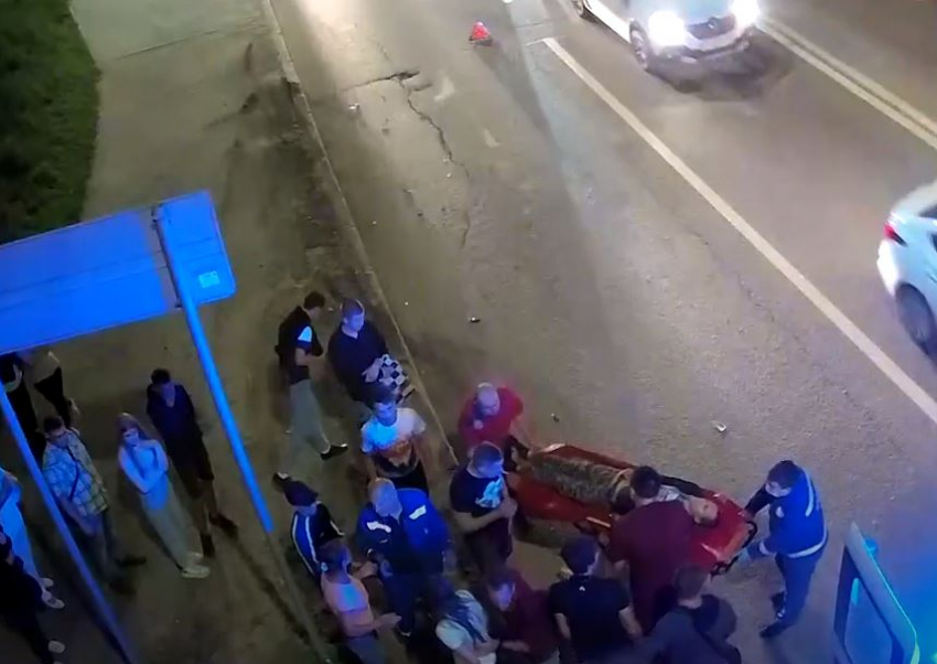 На видео попало жесткое столкновение Volkswagen и мотоцикла в центре Волгограда