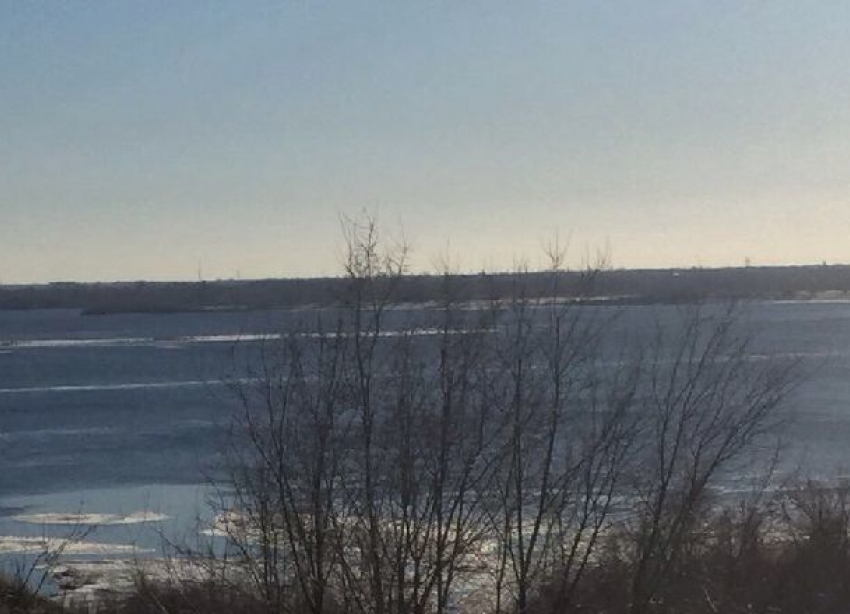 Пятнадцать рыбаков вынесло на льдине в Волгоградское водохранилище