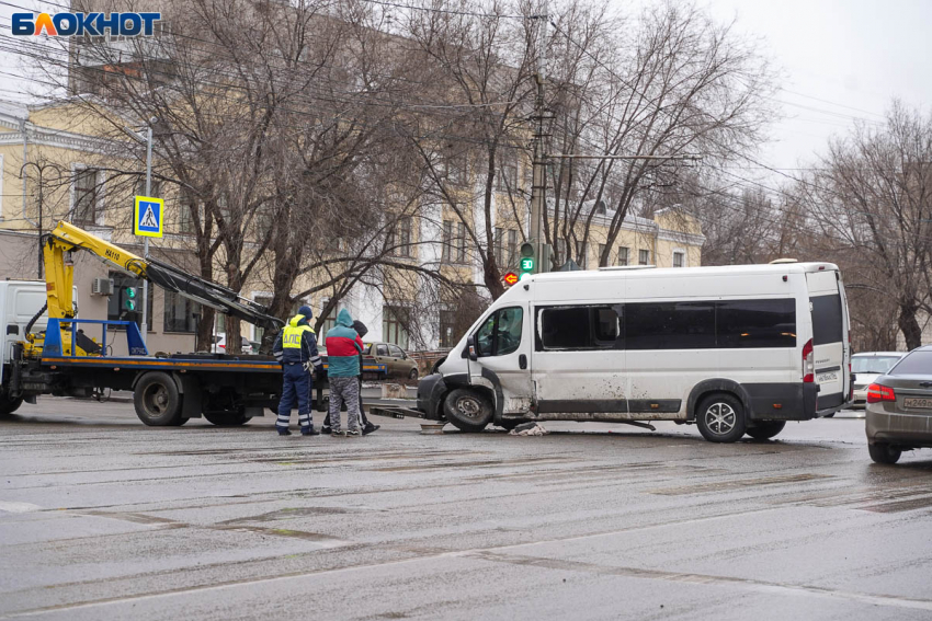 В реанимации остается пострадавший в шок-ДТП с маршруткой в Волгограде