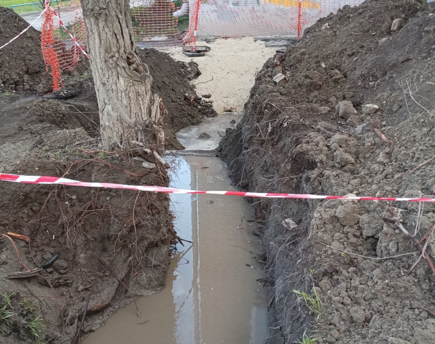 «Бросили яму – теперь под домом бассейн»: волгоградец показал ужасы ремонта на объекте культурного наследия