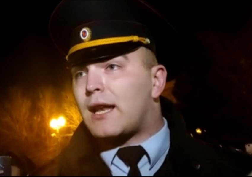 Волгоградский капитан полиции не побоялся выйти один на один с толпой митингующих
