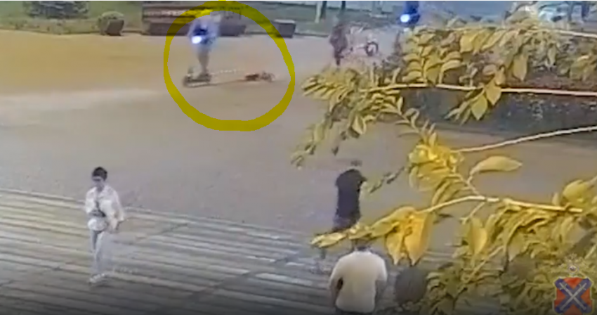 Парень на электросамокате сбил 3-летнюю малышку и уехал в Волгограде - видео