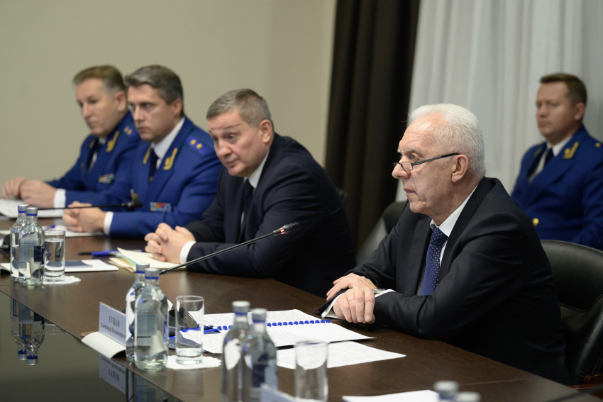 Наказать недобросовестных чиновников в Волгограде призвал генпрокурор РФ Александр Гуцан