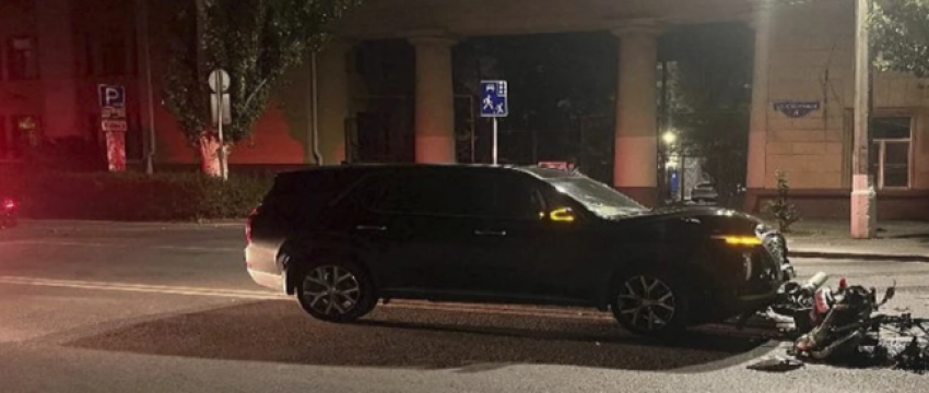 В тусовочном центре Волгограда бесправник на мопеде влетел в Hyundai Palisade 