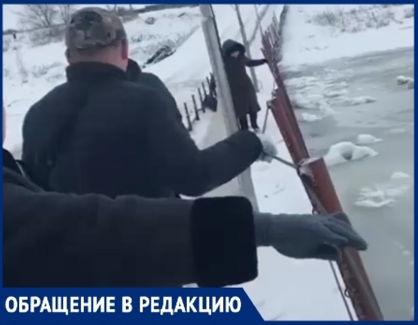 Убийственная дорога до школы: на видео показали, как жители поселка добираются через реку в Волгоградской области