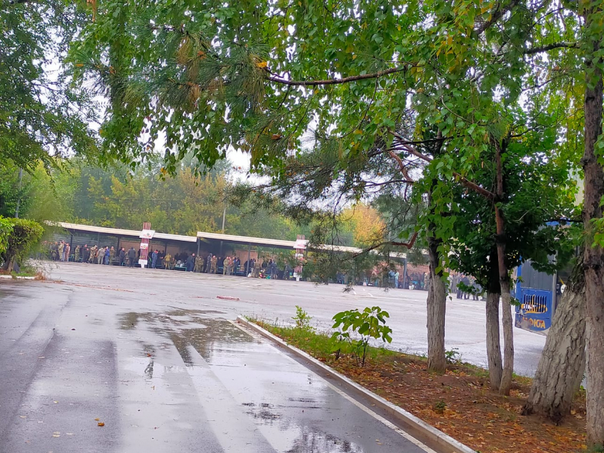 Слезы смешались с дождем: в Волгограде проводы мобилизованных сняли на видео