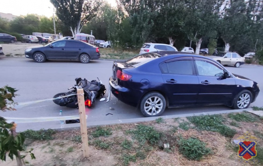 Водитель 50+ влетел на скутере в припаркованную Mazda в Волгограде