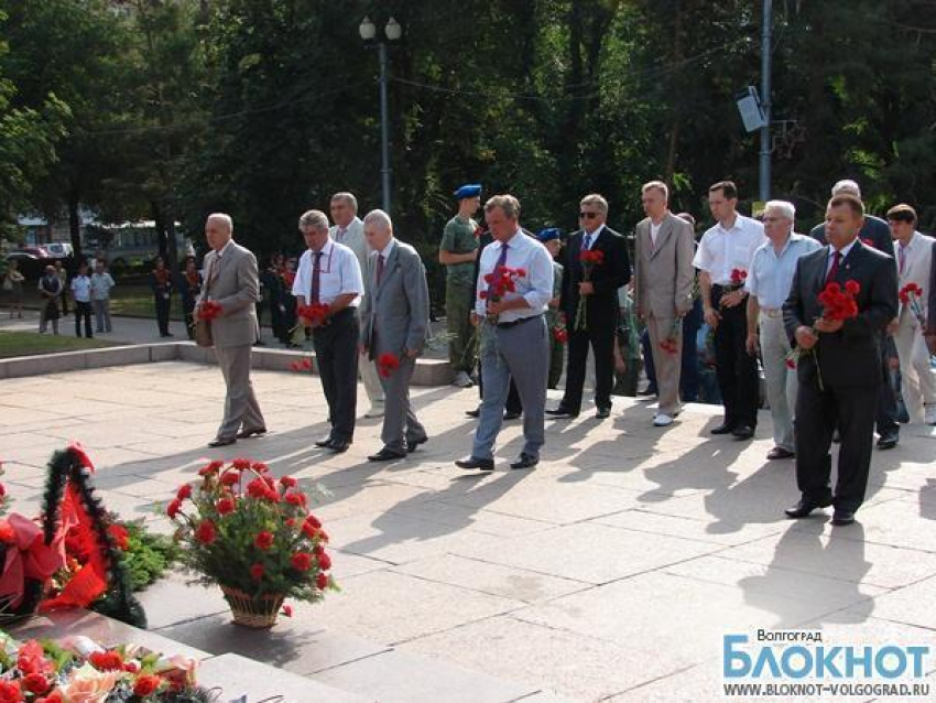 В Волгограде ветераны подразделений антитеррора возложили цветы к вечному огню [фоторепортаж]