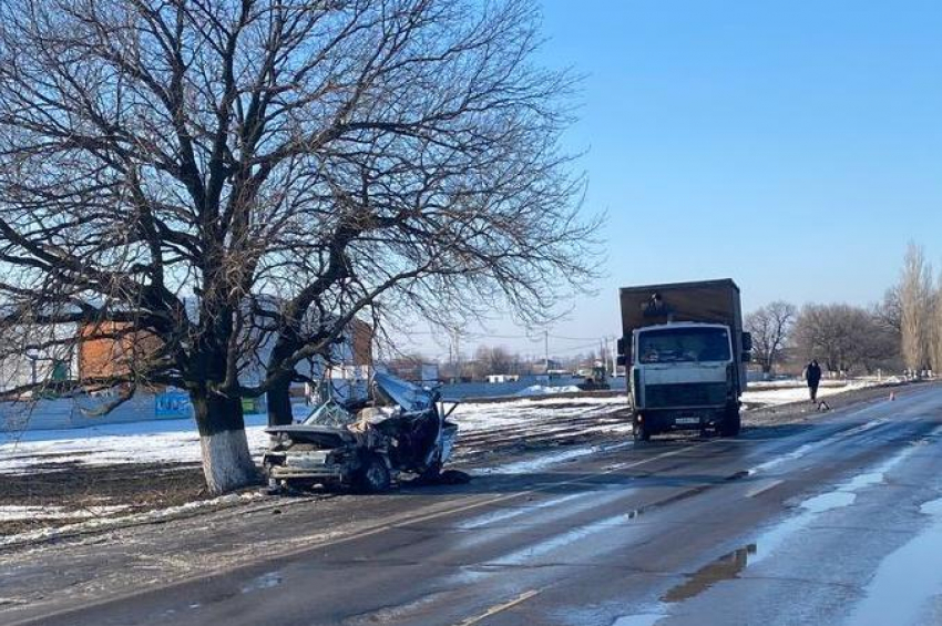 Водителя в крайне тяжелом состоянии спасают после шок-аварии под Волгоградом 