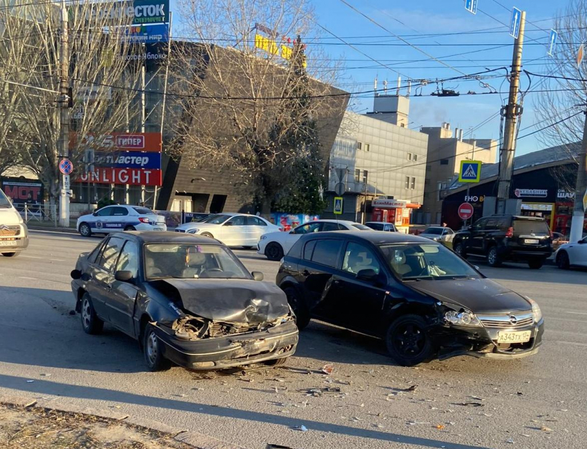 Смачное столкновение авто у ТЦ в Волгограда попало на видео