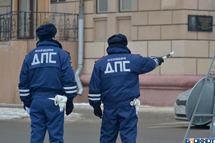 «Травма мягких тканей паховой области»: пассажирка напала на инспектора ДПС в Волгограде 