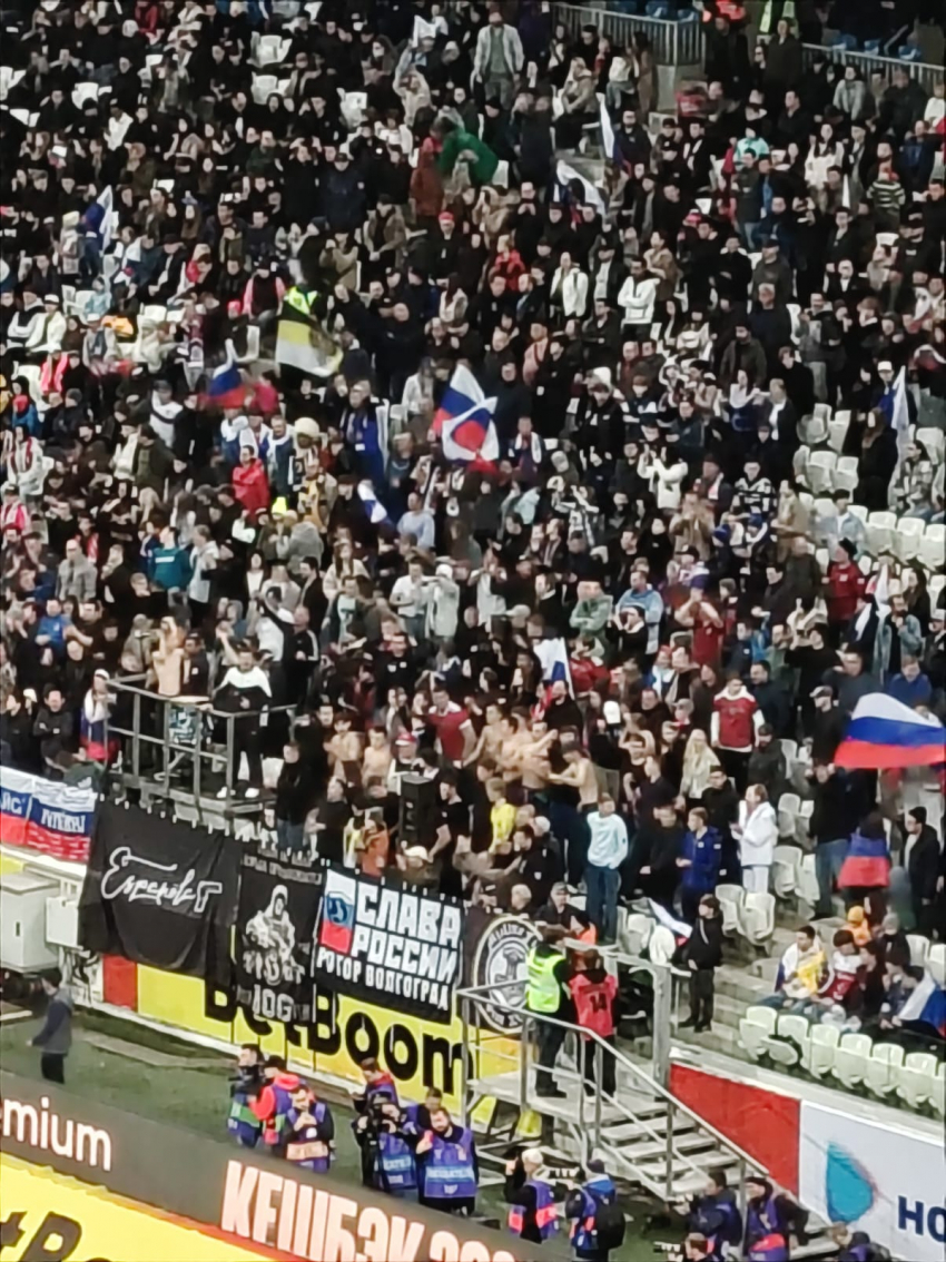 Волгоградские болельщики забили под завязку стадион и в азарте скрывали одежду на матче Россия - Иран