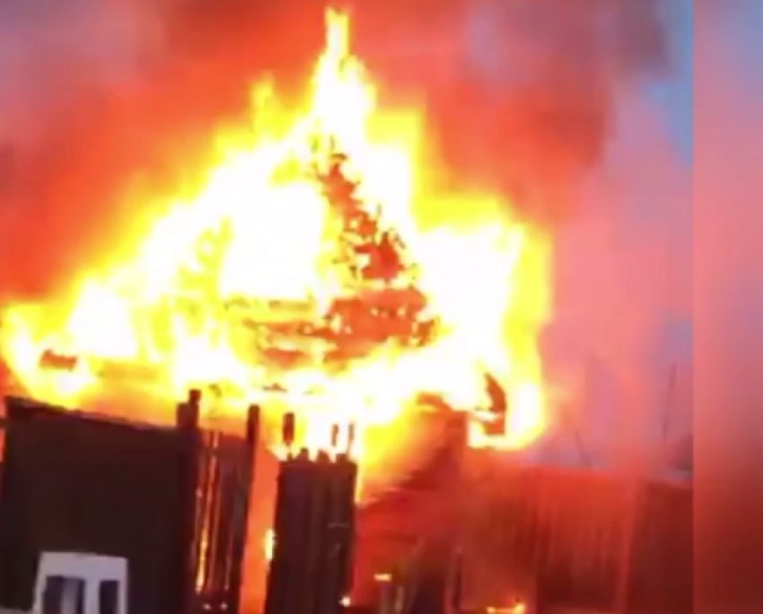 Пожар в спа-деревне попал на видео под Волгоградом
