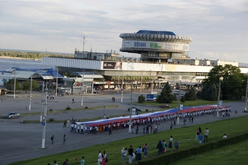 Волгоградцы пронесли 80-метровый флаг России