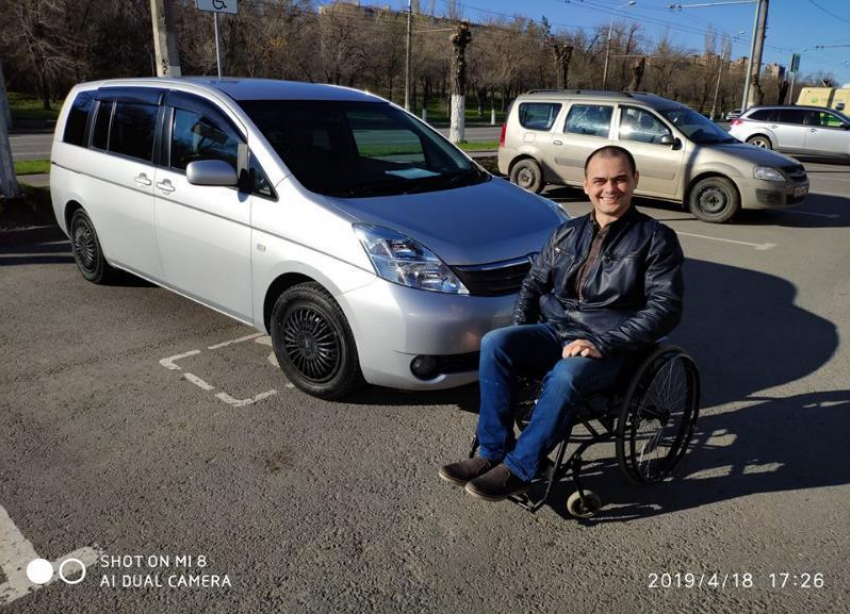 Разбитую неизвестными за критику волгоградских дорог машину инвалиду-колясочнику восстановили