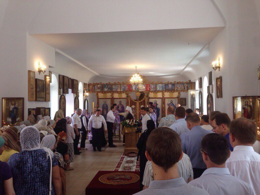 Губернатор Андрей Бочаров перед приездом Владимира Путина отстоял службу в храме 