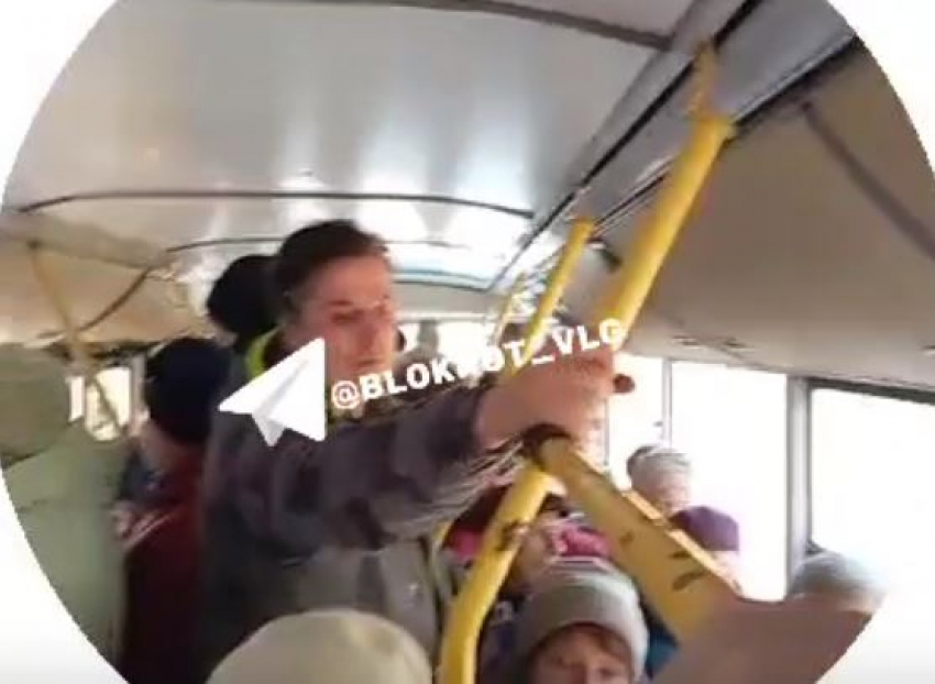 «Дверь прогнулась!»: шок-давка в волгоградском автобусе попала на видео