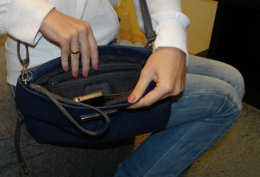 Камышанка пыталась пронести сотовый заключенному  в подкладке сумки