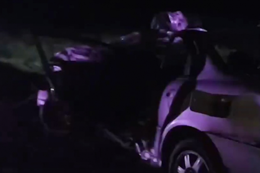 Kia расплющило после ДТП с фурой под Волгоградом: водитель погиб