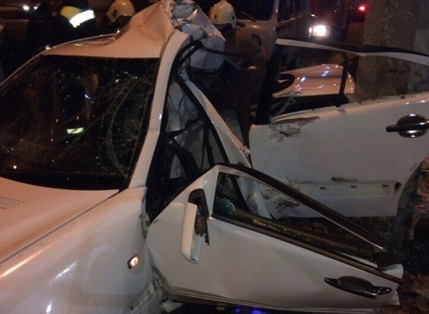 Mercedes раскололся на две части после столкновения со столбом в Волгограде 