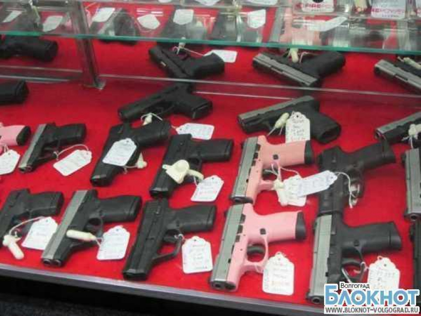 В Волжском двое парней ограбили оружейный магазин