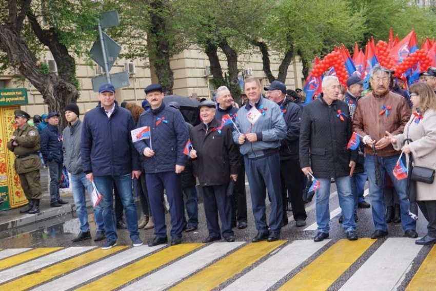 Чиновники – миллионеры возглавили праздничную колонну на 1 мая в Волгограде